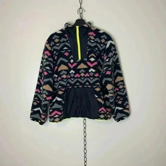 Levi's Tops - Levi’s 1/4 Zip up  Patterned Fleece